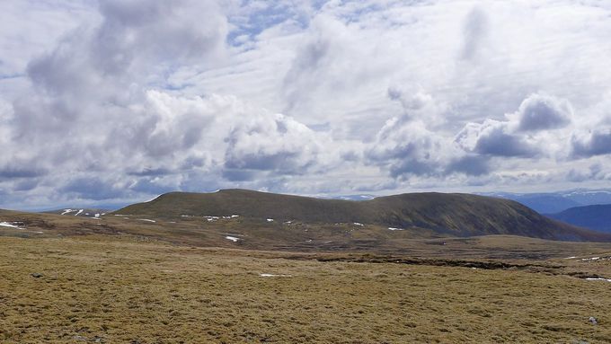 The Carn Dearg ridge seen from the plateau on the way to Geal Charn. Photo tms.nickbramhall.com
